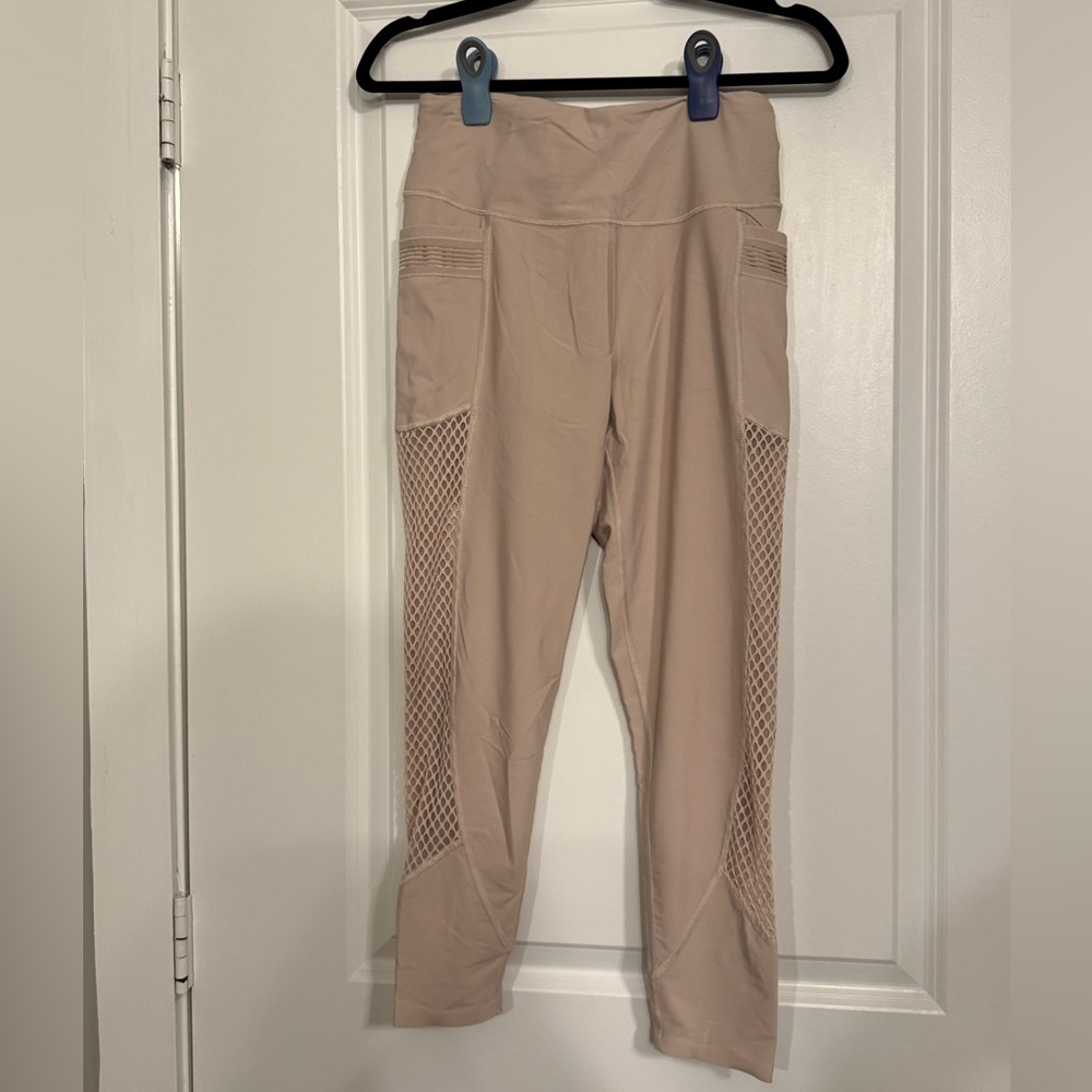 Victoria Sport Knockout Mesh Inset Pocket Leggings in Blush Size M
